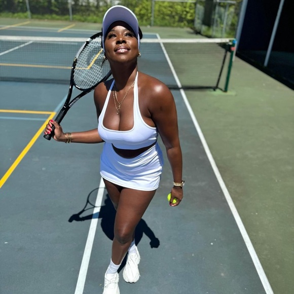 Two piece white tennis sports bra and skort - Picture 4 of 9